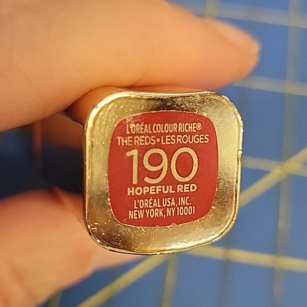 L'Oréal Paris Colour Riche The Reds Satin Lipstick, shade 190 Hopeful Red New - Picture 4 of 6
